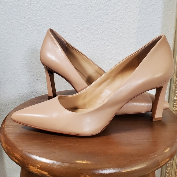 VINCE CAMUTO RETSIE pointed toe pump in color soft mauve - Picture 2 of 5